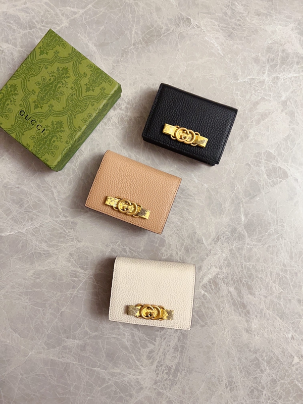 グッチ財布 レプリカ着用イメージ